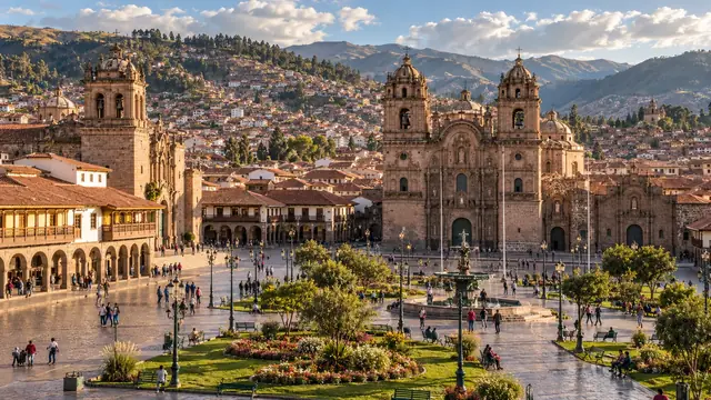 La Plaza de Armas de Cusco, ses jardins et sa fontaine, devant la cathédrale et l’église de la Compagnie, la ville sur les collines