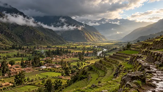 Vallée andine sous un ciel d’orage : village, champs et terrasses de pierre, montagnes dans les nuages