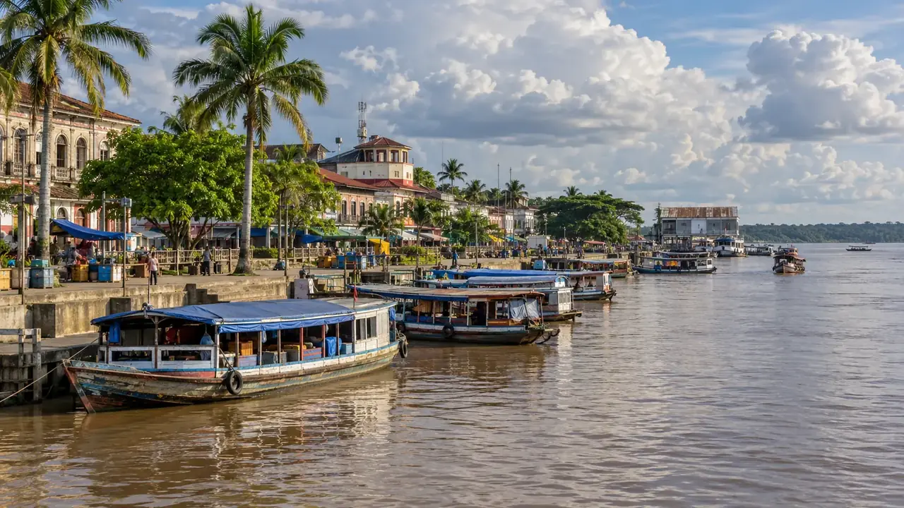 Bateaux de rivière à étage amarrés le long d’un fleuve brun, devant des façades anciennes et des palmiers