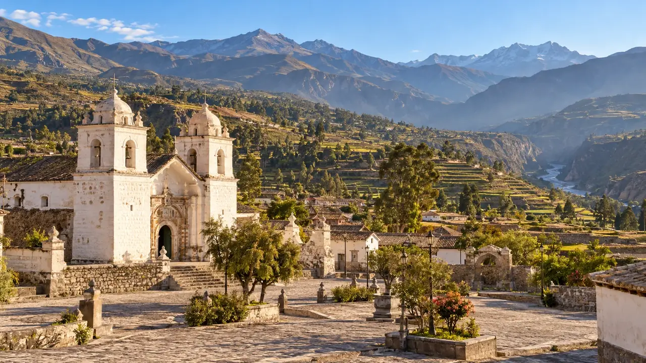 L’église blanche de Yanque et sa place, devant les terrasses et les montagnes de la vallée du Colca